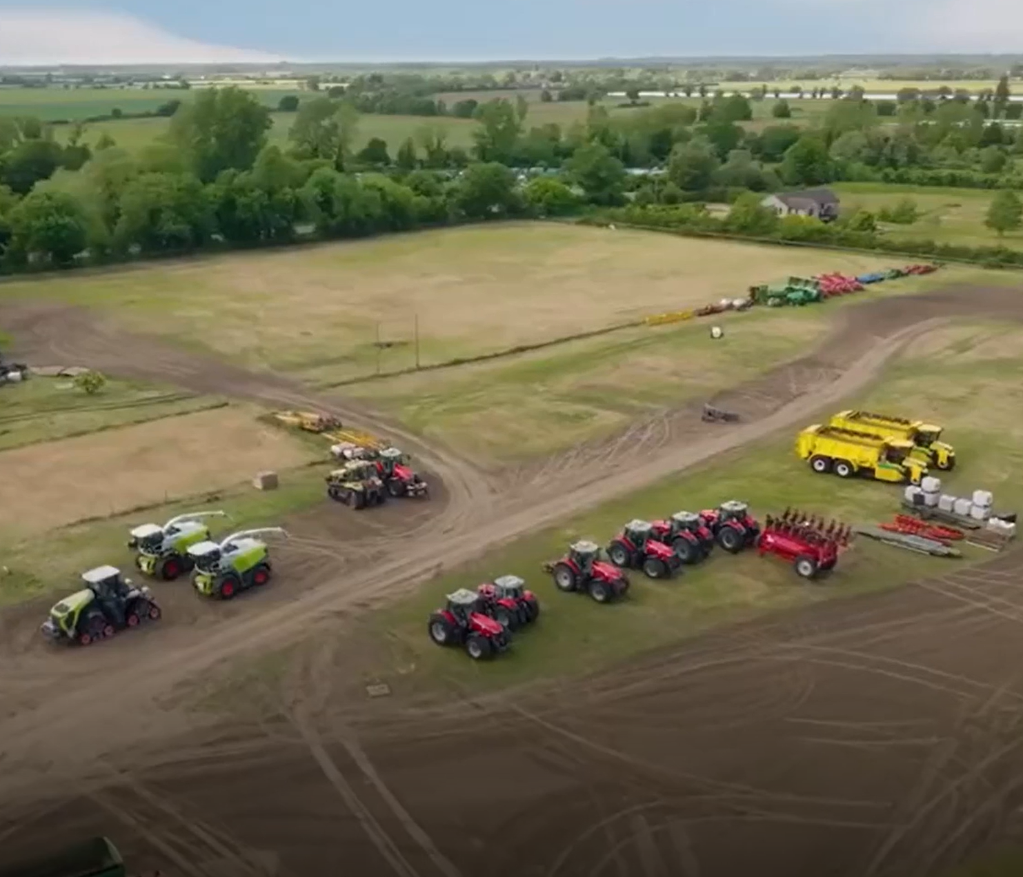 Трактора оснащены шинами BKT AGRIMAX V-FLECTO и AGRIMAX FORCE, а на прицепах RIDEMAX FL 693 M. Рассказывает оператор сельхозтехники.